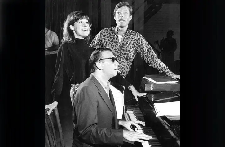 Chamberlain, Mary Tyler Moore e Bob Merrill em ensaio de Breakfast at Tiffany's em meados da década de 1960