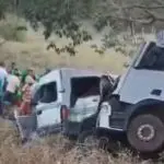 Batida entre van e caminhão, na Bahia