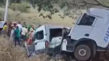 Batida entre van e caminhão, na Bahia