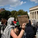A ação foi tomada depois de o presidente dos EUA, Donald Trump, prometer medidas rigorosas contra protestos anti-Israel em universidades | Foto: Mike Sega/Reuters
