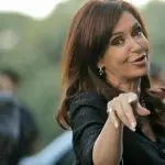 Apesar de provas e condenações por envolvimento em diversas fraudes, a ex-presidente Cristina Kirchner tenta atribuir situação à proximidade entre Trump e Milei | Foto: Reprodução/Redes sociais