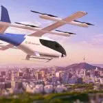 As empresas combinarão suas especialidades para avaliar a viabilidade do uso das aeronaves elétricas eVTOL, conhecidas como 'carros voadores', em áreas estratégicas para o governo e para a indústria sul-coreana | Foto: Divulgação/Eve/Thiago Riboura