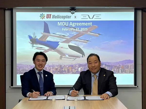 Takumi Mori, diretor de Desenvolvimento de Negócios da Eve para o Nordeste Asiático (à esquerda), e Sungwieh Albert Rim, CEO da UI Helicopter (à direita) | Foto: Divulgação/Eve/Thiago Riboura