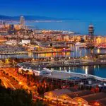 Imagem da cidade de Barcelona, na Espanha; um dos lugares da Europa que tem aumentado as taxas de turismo | Foto: Bearfotos/Freepik