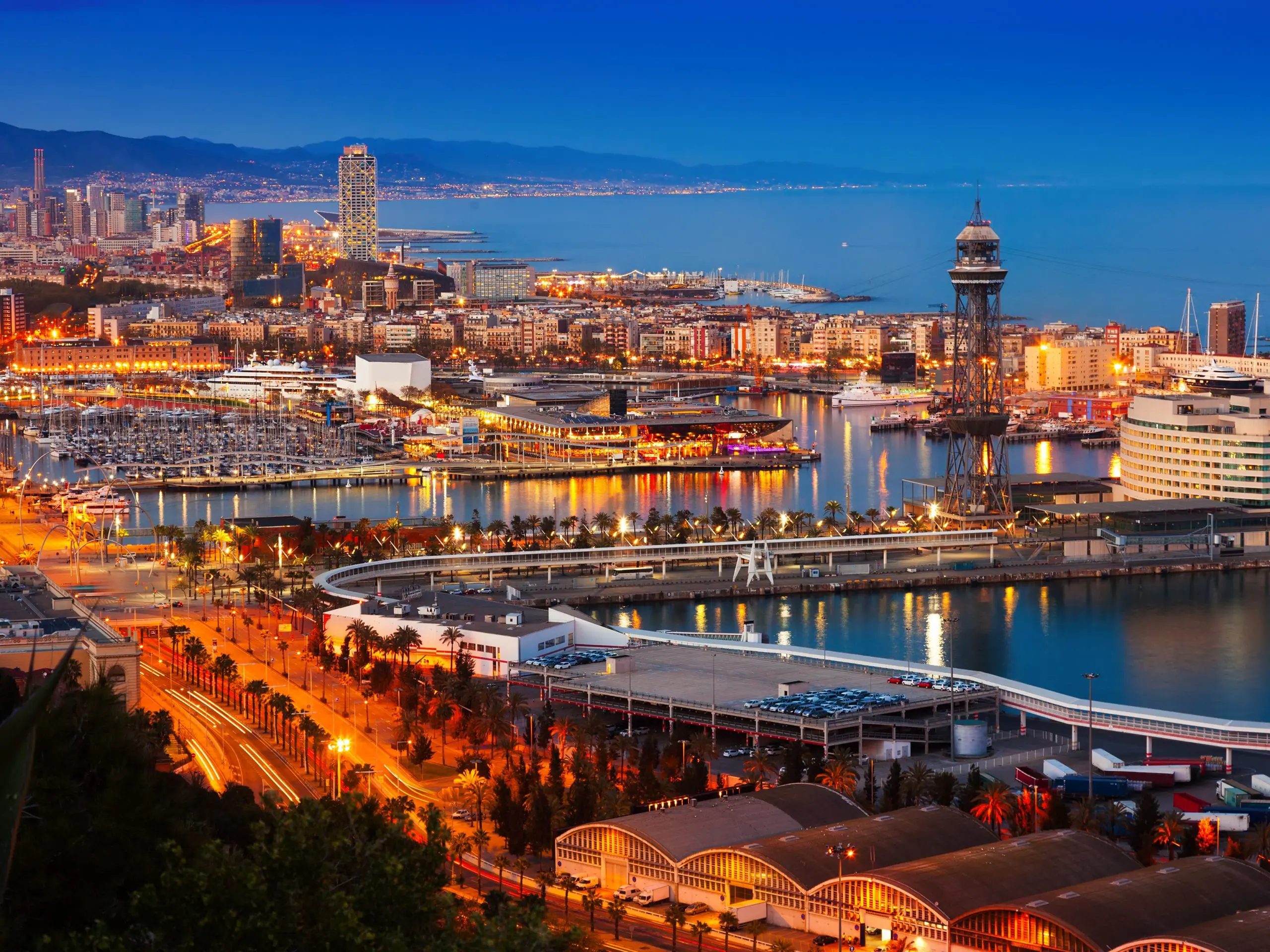 Imagem da cidade de Barcelona, na Espanha; um dos lugares da Europa que tem aumentado as taxas de turismo | Foto: Bearfotos/Freepik