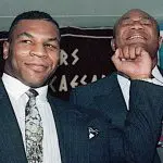 George Foreman (d), em momento de descontração com outro mito do boxe, o amigo e adversário Mike Tyson | Foto: Reprodução/Twitter/X