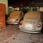 Fuscas da última geração fabricada no Brasil foram encontrados atrás de portas de ferro da concessionária que parou de funcionar em 2001, no RS | Foto: Reprodução/Twitter