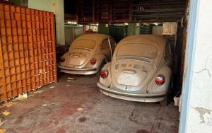 Fuscas da última geração fabricada no Brasil foram encontrados atrás de portas de ferro da concessionária que parou de funcionar em 2001, no RS | Foto: Reprodução/Twitter
