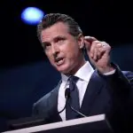 Crítico de Trump, o governador da Califórnia, Gavin Newsom, é um democrata