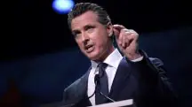 Crítico de Trump, o governador da Califórnia, Gavin Newsom, é um democrata