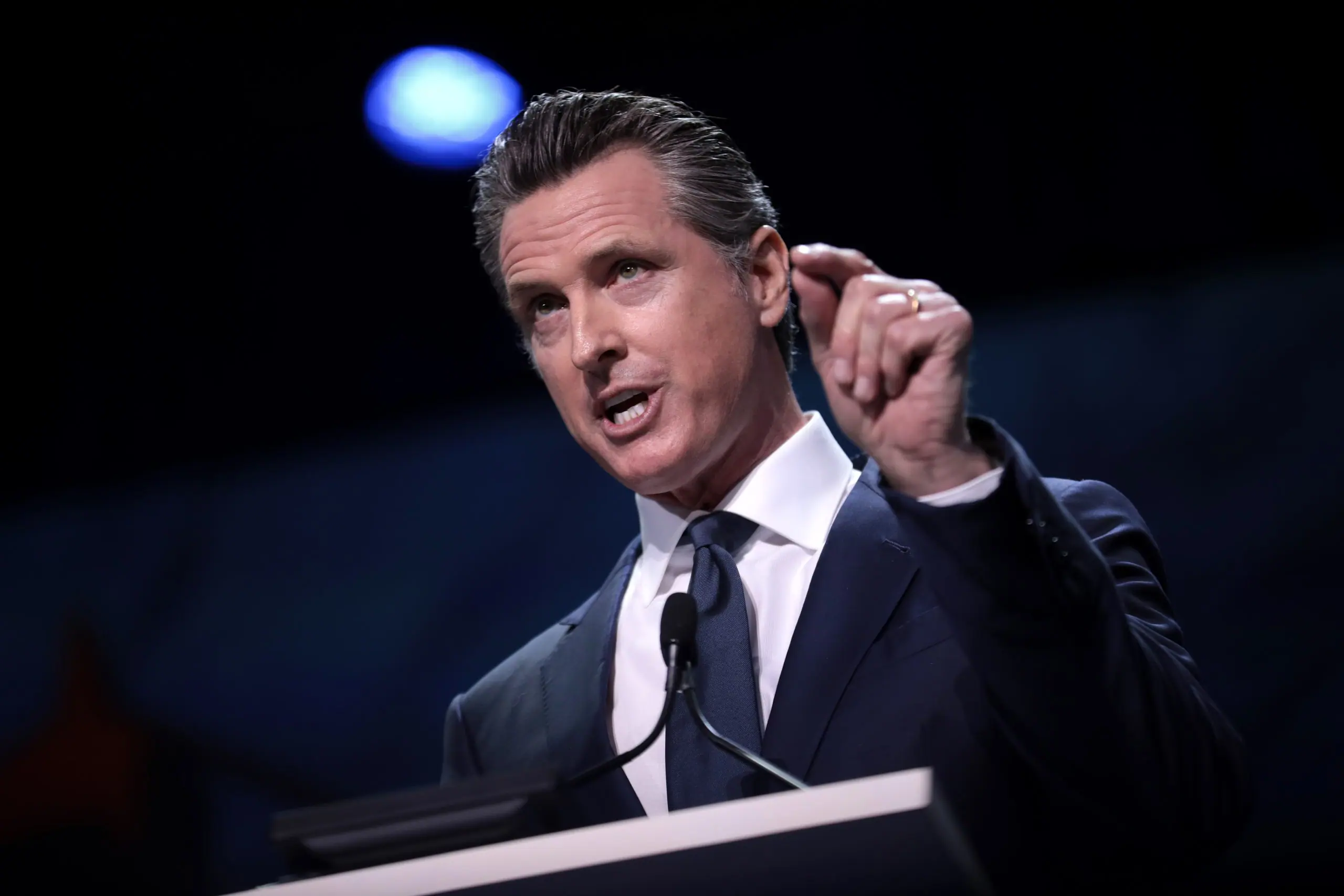 Crítico de Trump, o governador da Califórnia, Gavin Newsom, é um democrata