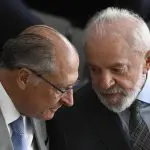 O presidente Lula, acompanhado do vice-presidente Geraldo Alckmin, durante a cerimônia de lançamento do Programa Crédito do Trabalhador - 12/3/2025 | Foto: Mateus Bonomi/Agência de Fotografia/Estadão Conteúdo