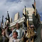 Militantes do Houthi seguram armas durante um protesto contra Israel, em Sanaa, no Iêmen - 11/3/2025 | Foto: Khaled Abdullah/Reuters