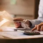 Atualmente, a isenção do Imposto de Renda está fixada em R$ 2,2 mil mensais. A Unafisco sugere que o valor deveria ser corrigido para R$ 5,2 mil | Foto: Drazen Zigic/Freepik