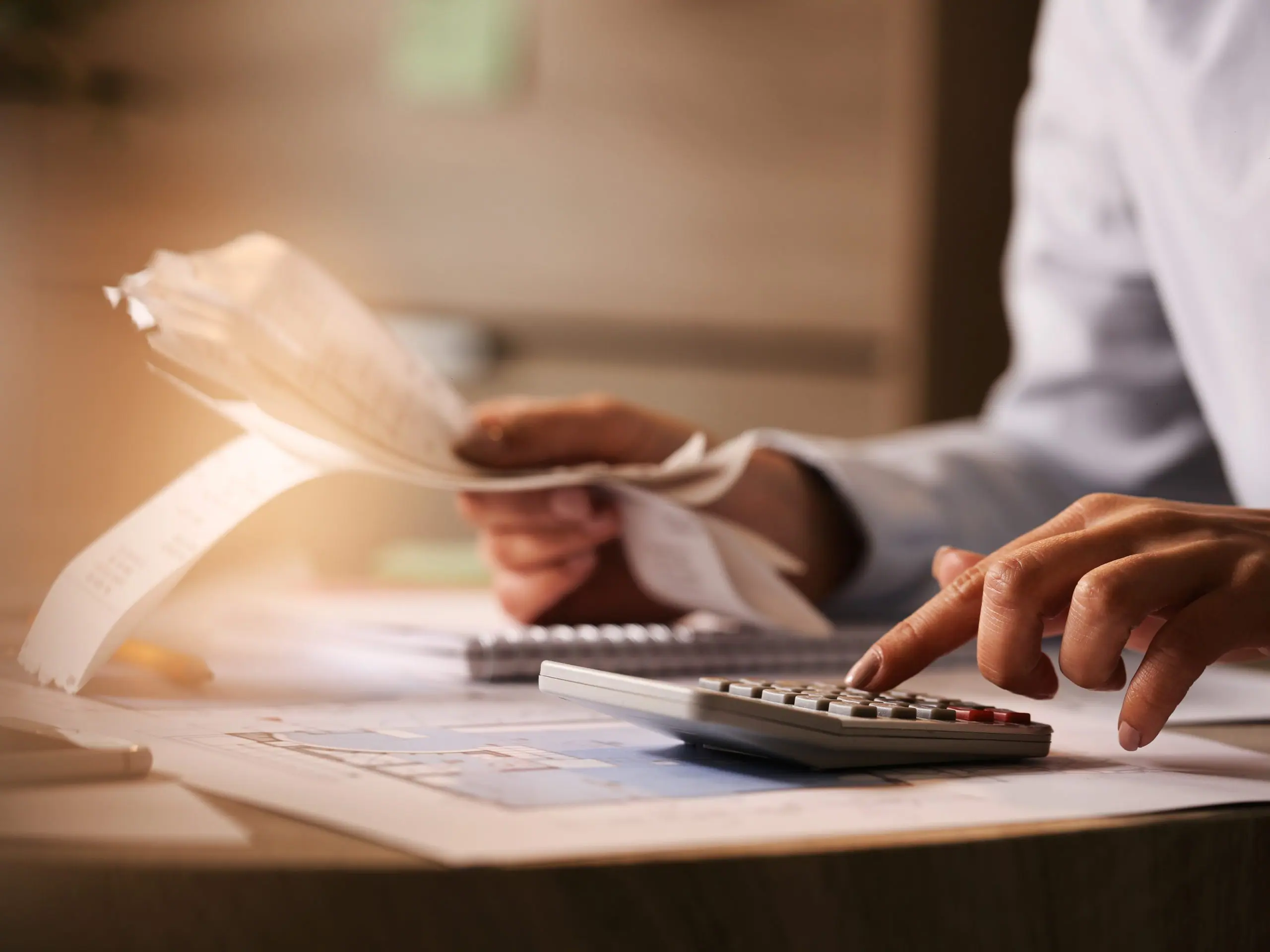 Atualmente, a isenção do Imposto de Renda está fixada em R$ 2,2 mil mensais. A Unafisco sugere que o valor deveria ser corrigido para R$ 5,2 mil | Foto: Drazen Zigic/Freepik