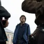 Jesse Eisenberg recebe cidadania polonesa após vitória no Oscar por "A Verdadeira Dor"