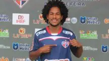 Nascido em Feira de Santana, o jogador Carlos Eduardo Bastos dos Santos passou por clubes como Fluminense de Feira, Bahia de Feira e Barcelona de Ilhéus | Foto: Reprodução/X