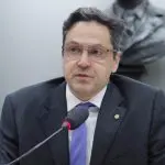 O deputado Luiz Philippe de Orleans e Bragança (PL-SP) questionou critérios usados pela AGU para livrar sindicato dirigido por irmão de Lula | Foto: Mario Agra/Câmara dos Deputados