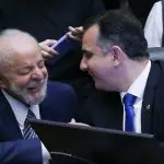 Lula e o ex-presidente do Senado Rodrigo Pacheco, durante sessão no Congresso para promulgar a emenda da reforma tributária - 20/12/2023 | Foto Lula Marques/Agência Brasil