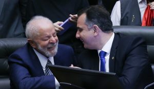 Lula e o ex-presidente do Senado Rodrigo Pacheco, durante sessão no Congresso para promulgar a emenda da reforma tributária - 20/12/2023 | Foto Lula Marques/Agência Brasil