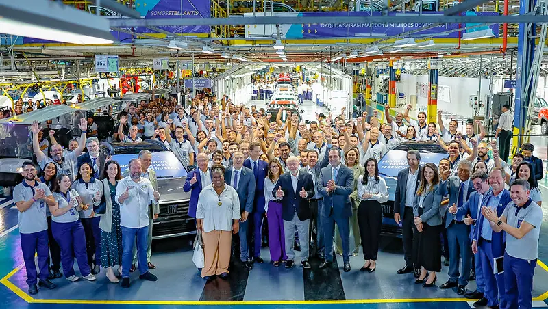 Lula e aliados em visita à Linha de Montagem da Stellantis Betim