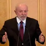 Lula fala com jornalistas na saída do Japão