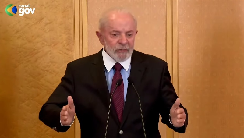 Lula fala com jornalistas na saída do Japão