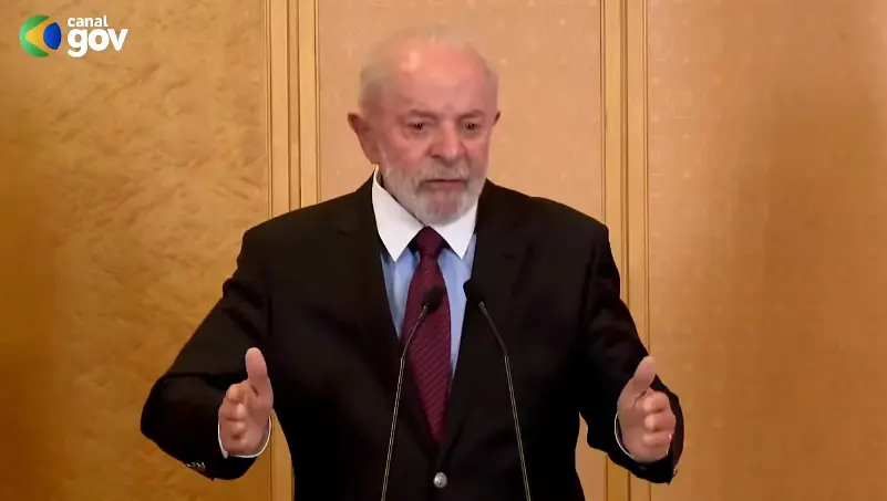 Lula fala com jornalistas na saída do Japão