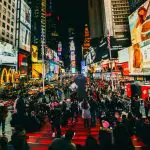 Times Square, em Nova York: apenas com a rentabilidade de um mês do prêmio da Mega-Sena, ganhador poderia viajar 53 vezes de avião entre São Paulo e a cidade norte-americana | Foto: Reprodução/Redes sociais