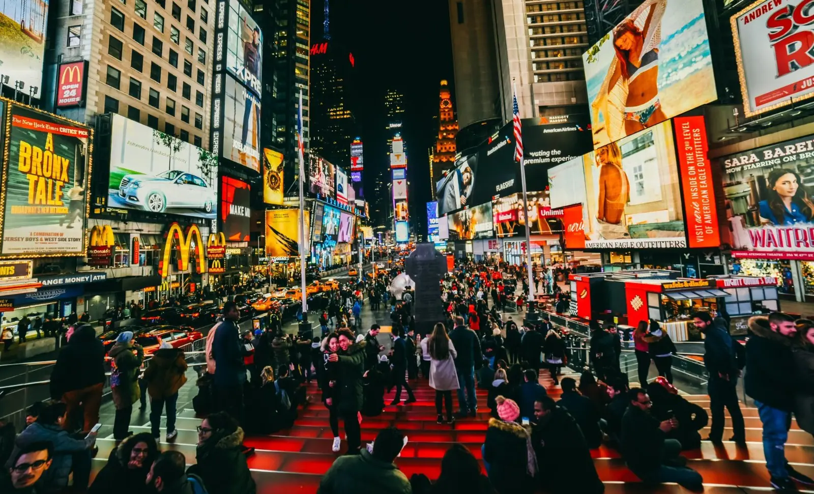 Times Square, em Nova York: apenas com a rentabilidade de um mês do prêmio da Mega-Sena, ganhador poderia viajar 53 vezes de avião entre São Paulo e a cidade norte-americana | Foto: Reprodução/Redes sociais