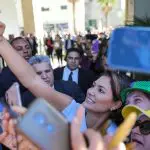 A ex-primeira-dama, Michelle Bolsonaro, cercada de civis