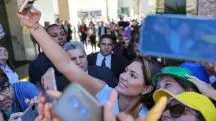 A ex-primeira-dama, Michelle Bolsonaro, cercada de civis