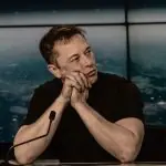 De acordo com a emissora norte-americana Fox News, as empresas de Musk se tornaram alvos de vandalismo depois que ele assumiu o Departamento de Eficiência Governamental, do governo do presidente Donald Trump | Foto: Reprodução/Flickr