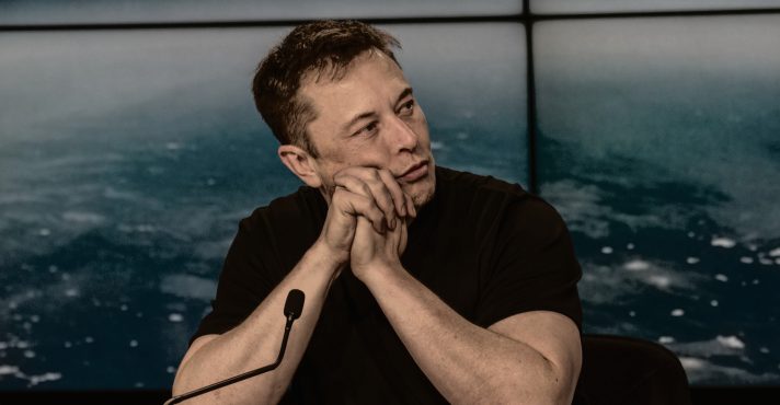 De acordo com a emissora norte-americana Fox News, as empresas de Musk se tornaram alvos de vandalismo depois que ele assumiu o Departamento de Eficiência Governamental, do governo do presidente Donald Trump | Foto: Reprodução/Flickr