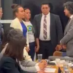 Uma das filhas de Cleriston Pereira da Cunha, o Clezão, em encontro com Pedro Vaca, no qual relatou o sofrimento do pai, que foi preso sem provas e acabou morrendo no presídio da Papuda com problemas de saúde | Foto: Reprodução/Twitter/X