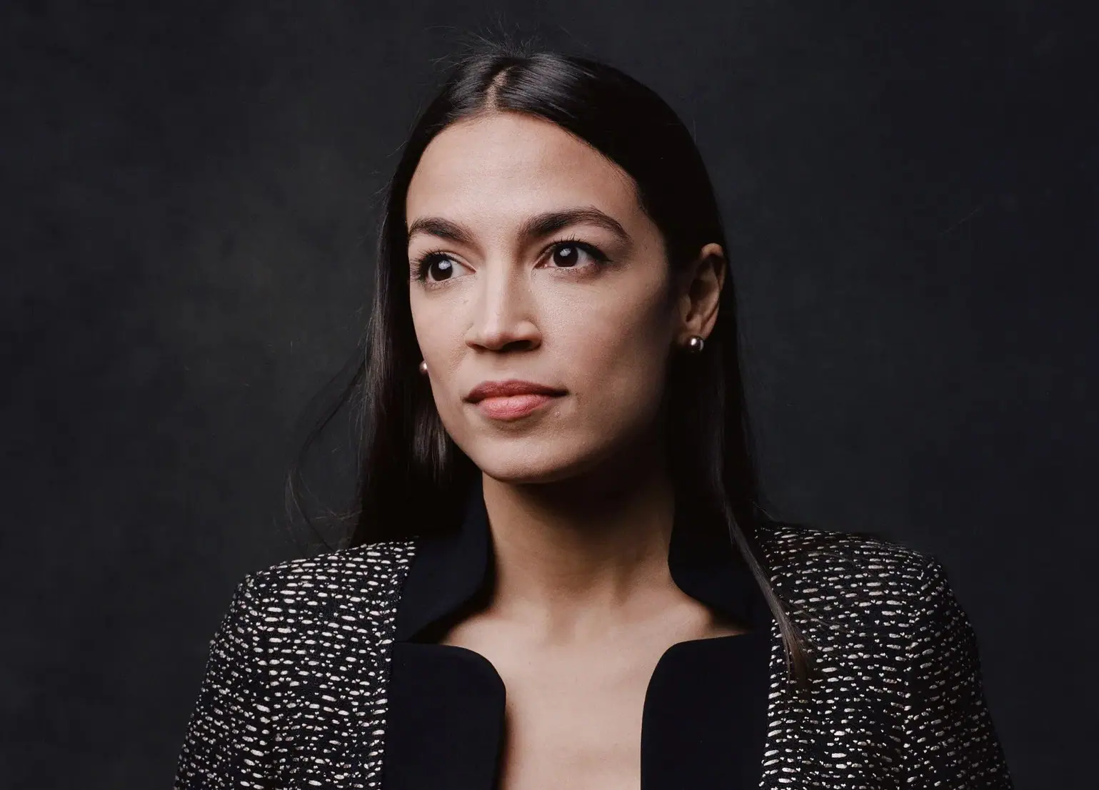 Alexandria Ocasio-Cortez, do Partido Democrata, respondeu às alegações em suas redes sociais. Ela afirmou que as despesas mencionadas não envolvem dinheiro público | Foto: Reprodução/X