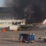 Passageiros na asa do avião que pegou fogo no Aeroporto Internacional de Denver, nos EUA