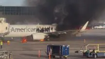 Passageiros na asa do avião que pegou fogo no Aeroporto Internacional de Denver, nos EUA