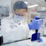 Cientista da eGenesis durante procedimento em laboratório: mais de 100 mil norte-americanos na lista de espera por transplante | Foto: eGenesis/Divulgação