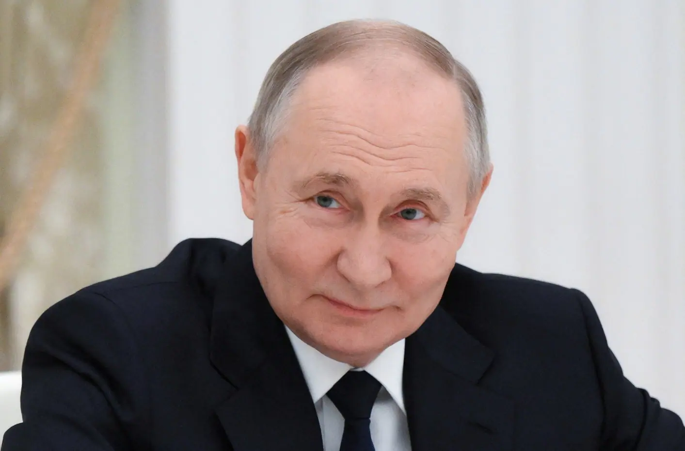 O presidente russo, Vladimir Putin, participa de uma reunião com os vencedores do Prêmio Presidencial de Ciência e Inovação para Jovens Cientistas de 2024, no Kremlin, em Moscou - 6/2/2025 | Foto: Kristina Kormilitsyna/Reuters