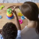 O documento da denúncia, que Oeste teve acesso, informa que a clínica de autismo Religare oferece aos pais de crianças com TEA tratamento gratuito | Foto: Reprodução/Freepik