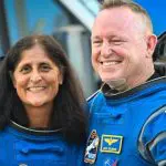 Suni Williams (e) e Barry "Butch" Wilmore, em foto antes da partida da missão, 9 meses atrás: Nasa vive o desafio de trazê-los de volta | Foto: Reprodução/Twitter/X