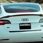 Imagem de um carro da Tesla com símbolo da Audi