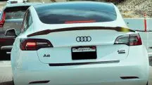 Imagem de um carro da Tesla com símbolo da Audi