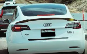 Imagem de um carro da Tesla com símbolo da Audi