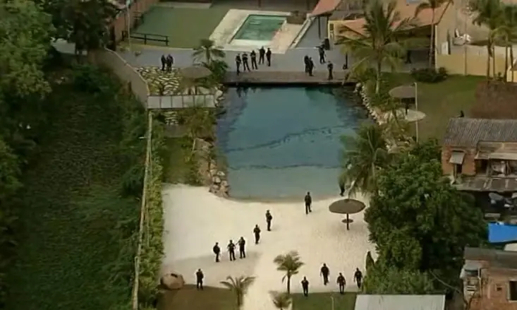 A demolição foi finalmente realizada sem a participação da prefeitura, por decisão de segurança pública | Foto: Reprodução/TV Globo