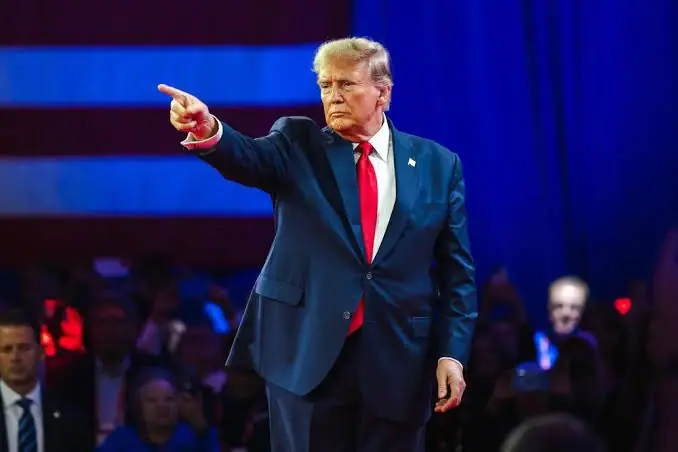 Donald Trump: em meio a discussões sobre políticas tarifárias, atenção à censura promovida por autoridades brasileiras | Foto: Reprodução/Twitter/X