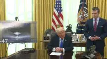Trump, na Casa Branca, durante anúncio sobre o contrato com a Boeing para a produção do 'caça mais letal já criado' na indústria da aviação militar | Foto: Reprodução/Twitter/X