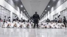 Policiais de El Salvador perto de membros da gangue venezuelana Tren de Aragua, recentemente deportados pelo governo dos EUA - 16/3/2025 | Foto: Secretaria de Prensa de la Presidencia/Reuters