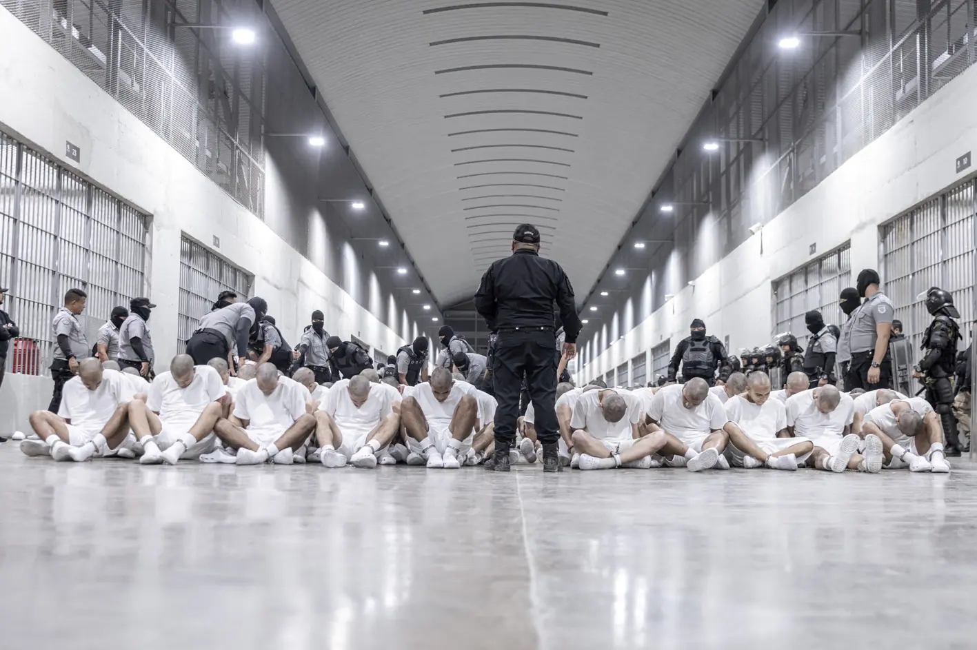 Policiais de El Salvador perto de membros da gangue venezuelana Tren de Aragua, recentemente deportados pelo governo dos EUA - 16/3/2025 | Foto: Secretaria de Prensa de la Presidencia/Reuters